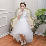 Girls attend the banquet the first white dress